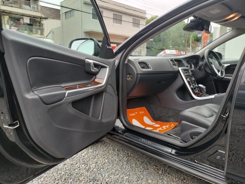 
ボルボV60 T6 AWD 4WD 2013年モデル full									